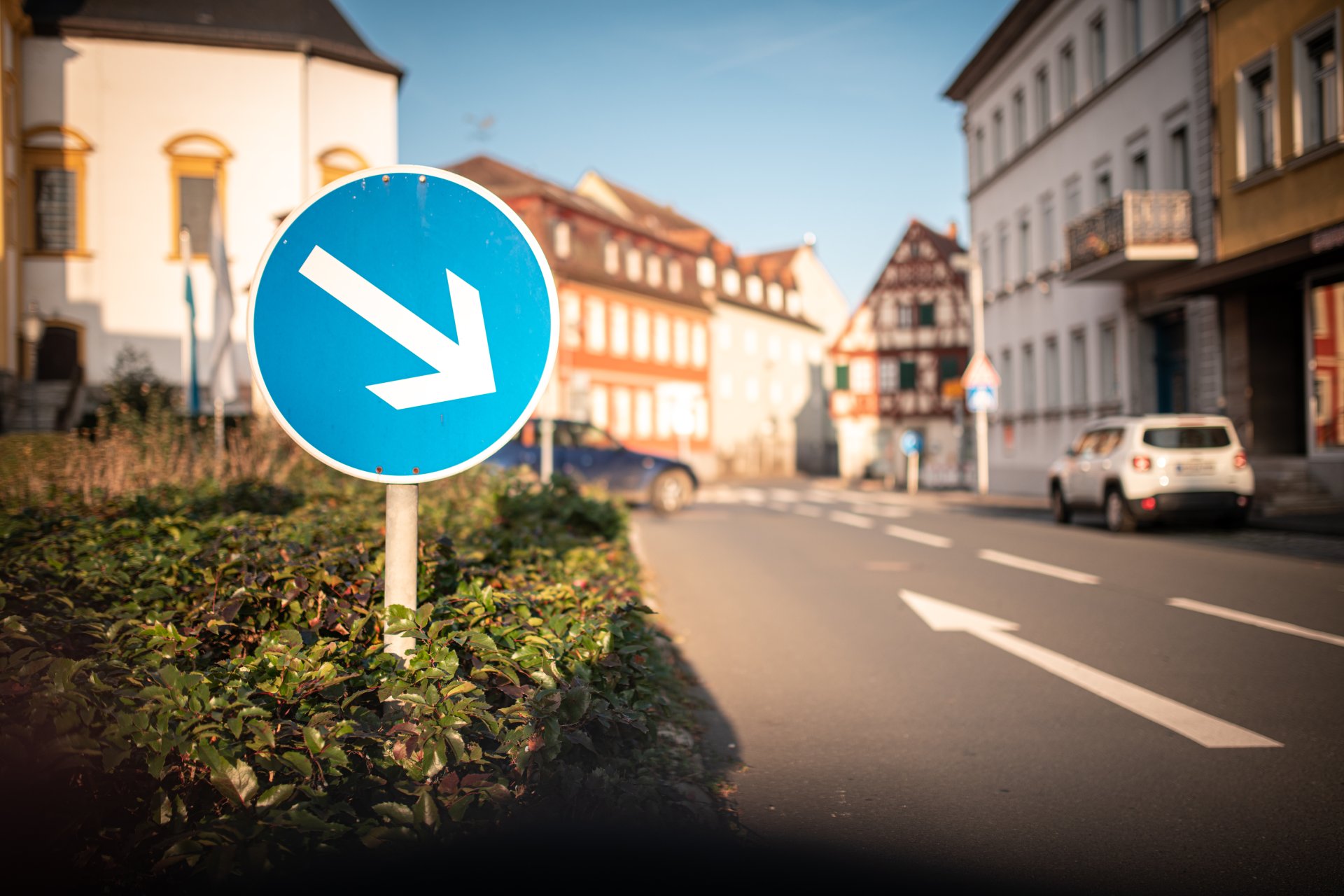 Das Verkehrszeichen (weißer Pfeil auf blauem Grund) zeigt auf die rechte Seite und zeigt die richtige Spur an.
