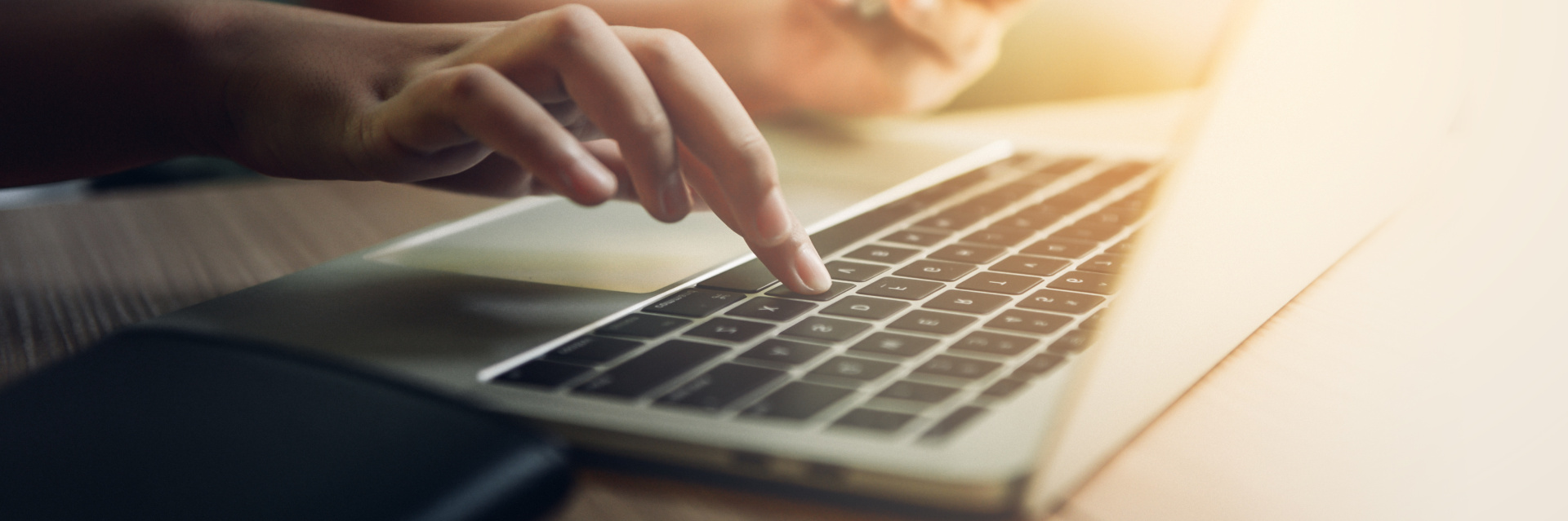 Online Terminbuchung Eine Person bestätigt eine Eingabe auf dem Computer mit Enter.