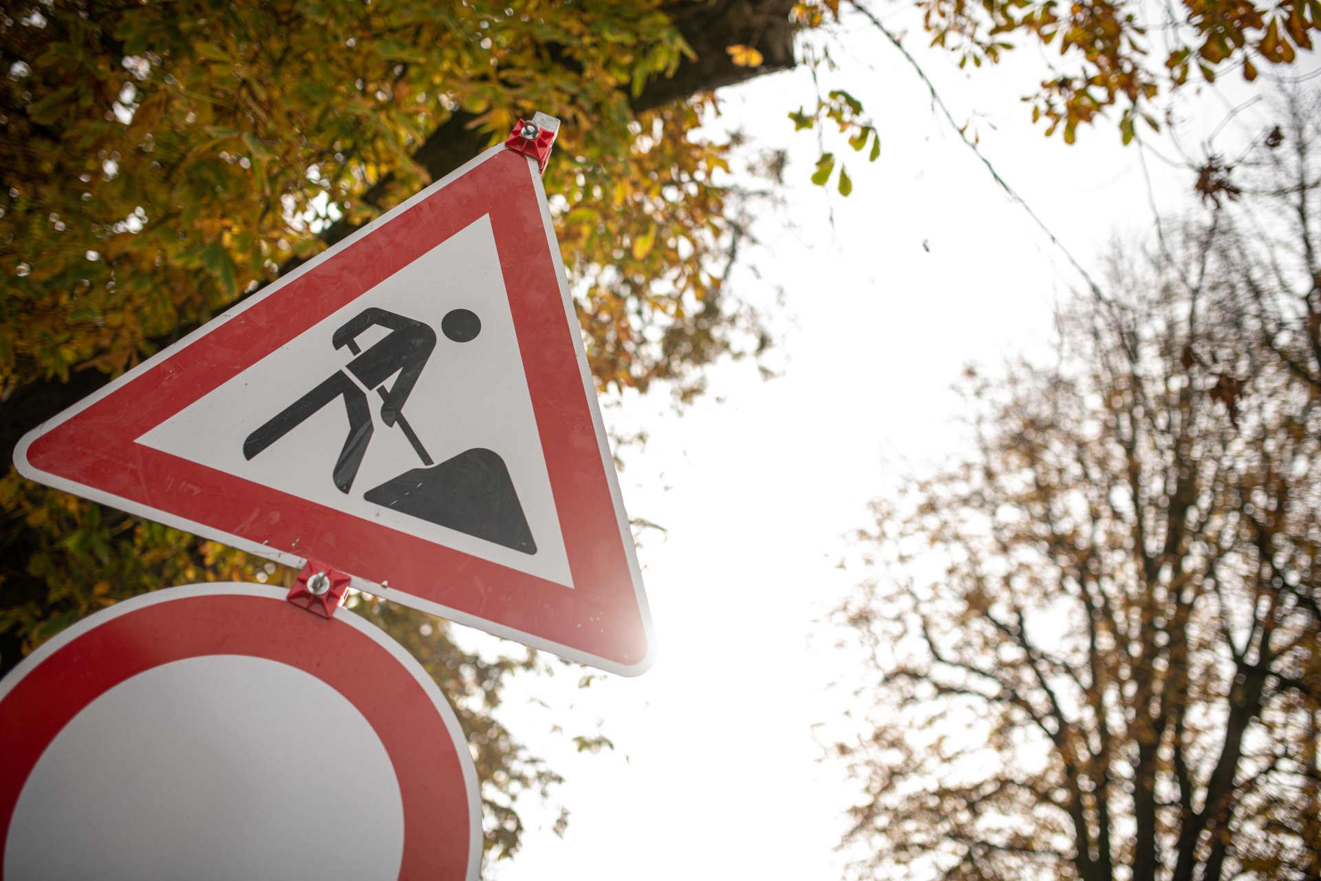 Baustellenschild Verkehrszeichen Baustelle mit verbotener Durchfahrt.