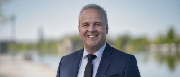 Portrait von Thomas Rank am Main.