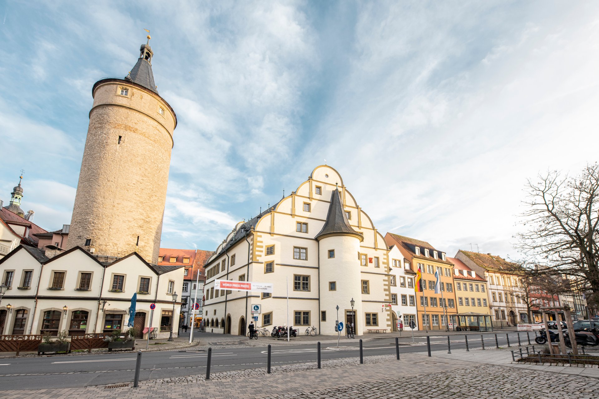 Marktturm neben dem historischen Rathaus und der anschließenden Stadtverwaltung in den weiteren Gebäuden.