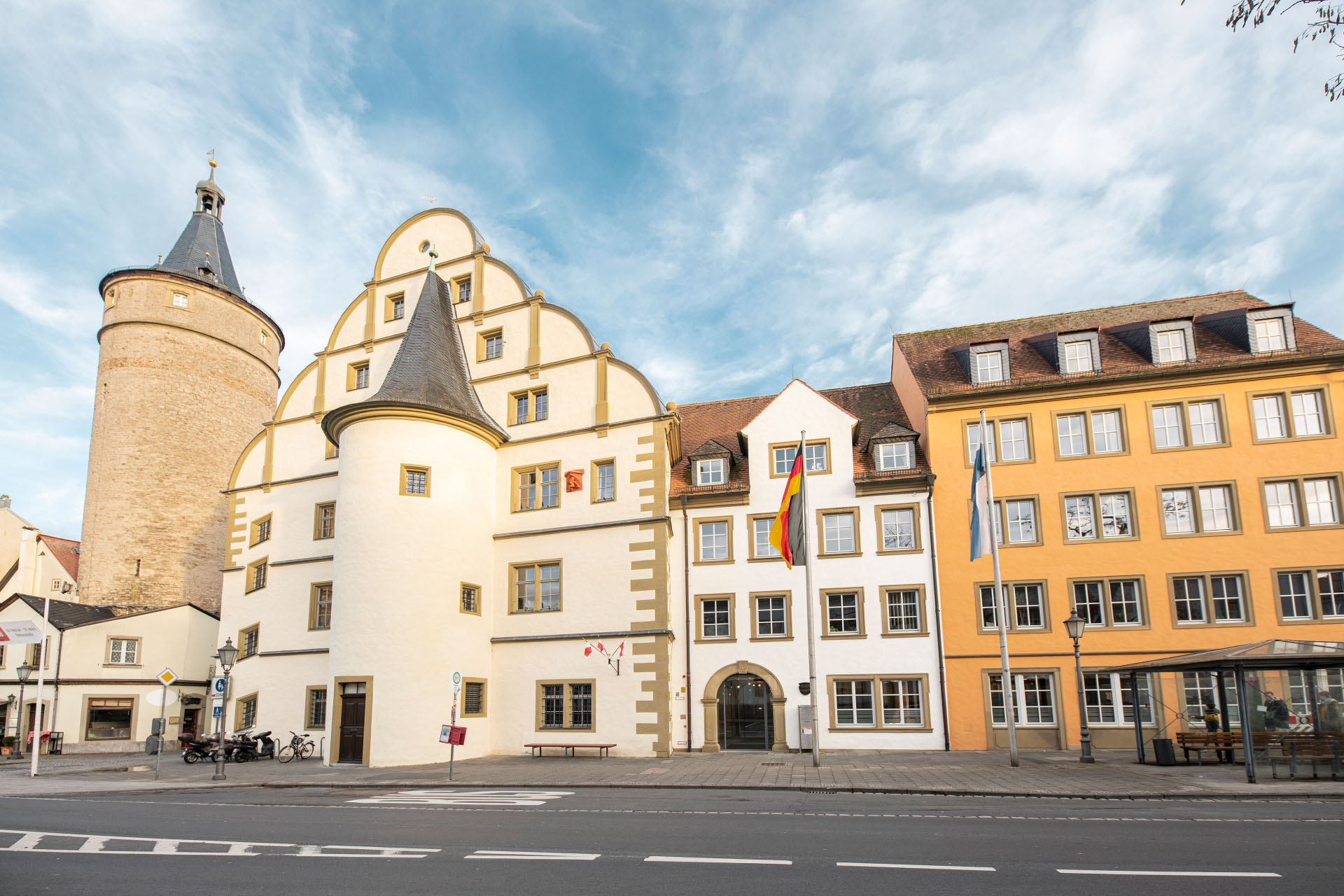 Rathaus mit Stadtverwaltung in den anschließenden Gebäuden in der Kaiserstraße 13 - 15.