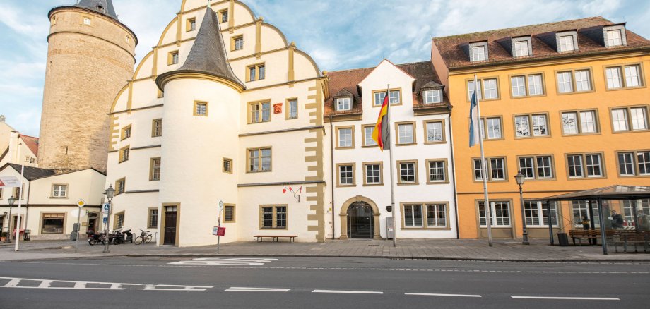 Rathaus mit Stadtverwaltung in den anschließenden Gebäuden in der Kaiserstraße 13 - 15.