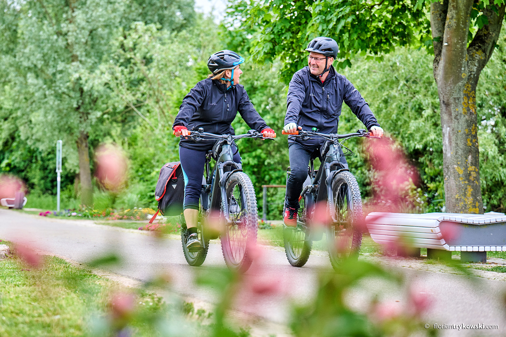 Zwei Menschen fahren Fahrrad am Mainradweg entlang