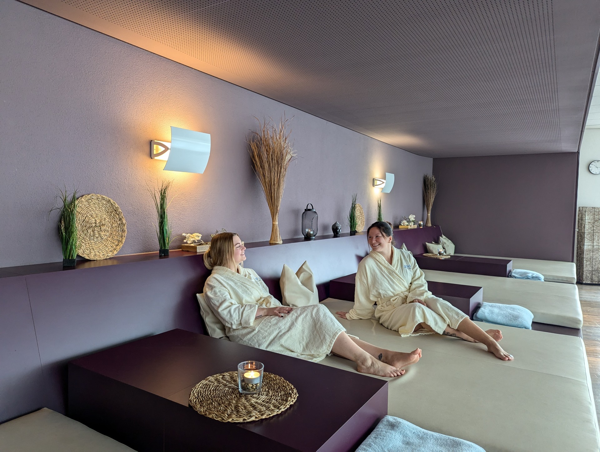 Aqua Sole Saunabereich Zwei Frauen entspannen im Saunabereich des Aqua Sole
