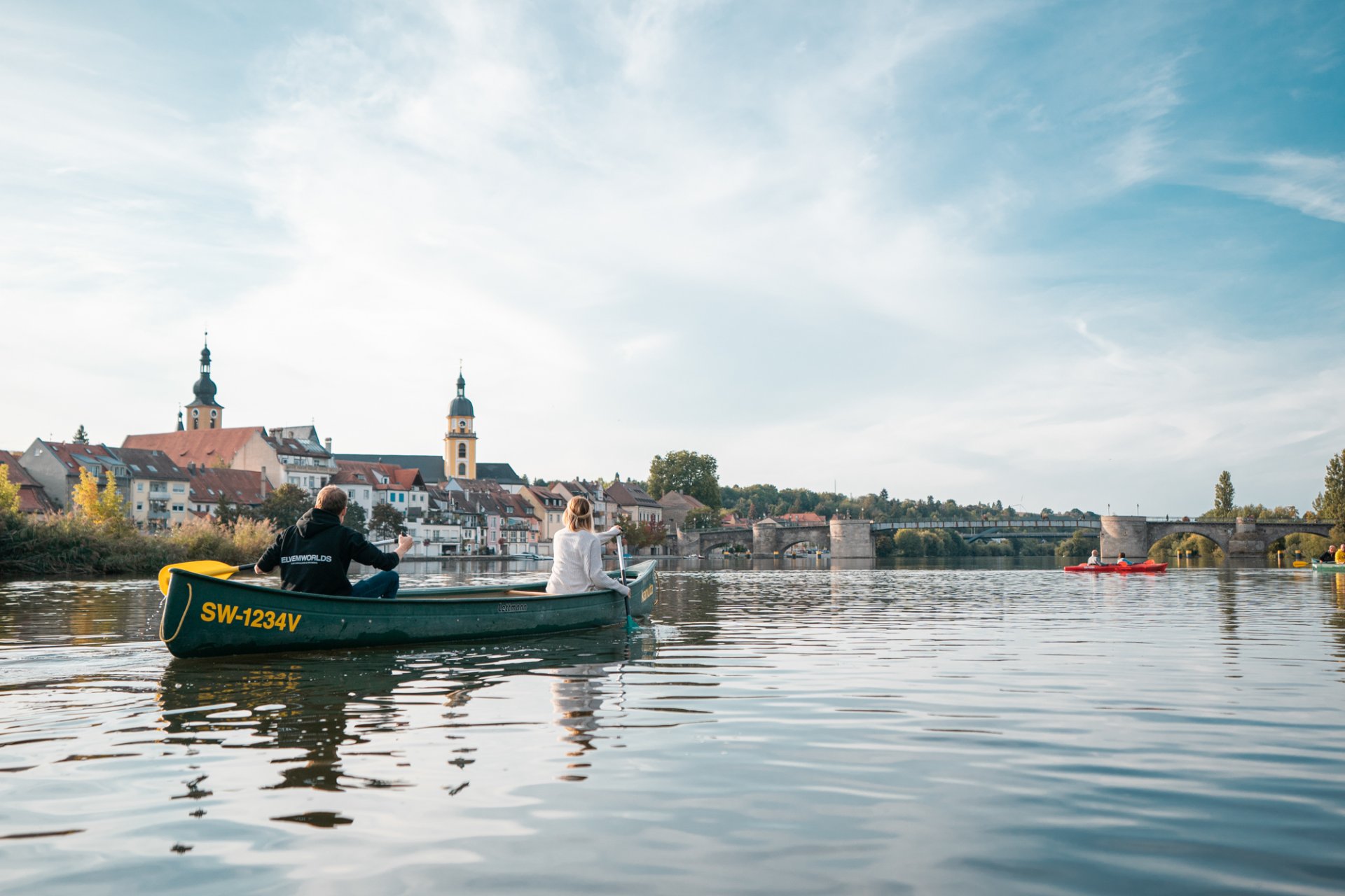 Kanu 2 Personen fahren zusammen Kanu auf dem Main.