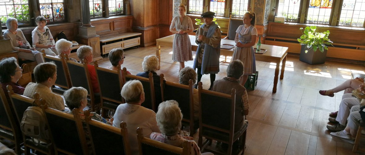 Hofratsempfang historischer Sitzungssaal Die Symbolfigur der Kitzinger Hofrat zusammen mit seinen Weinhoheiten im historischen Sitzungssaal