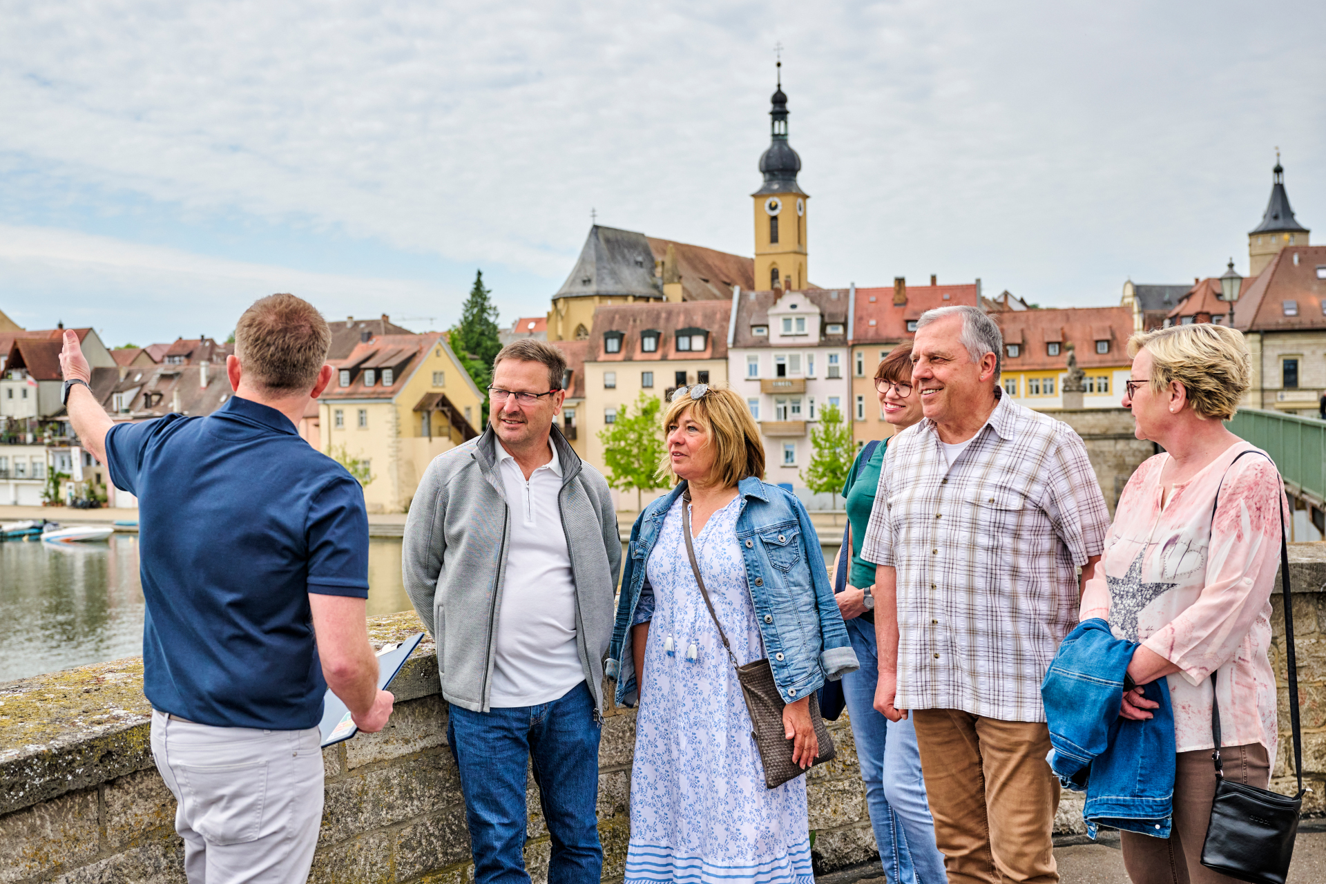 Einer Gruppe von Menschen wird das Kitzinger Panorama erklärt