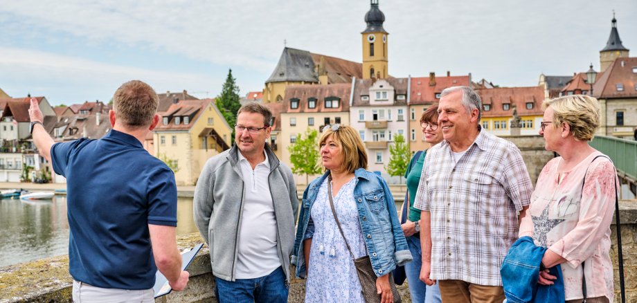 Einer Gruppe von Menschen wird das Kitzinger Panorama erklärt