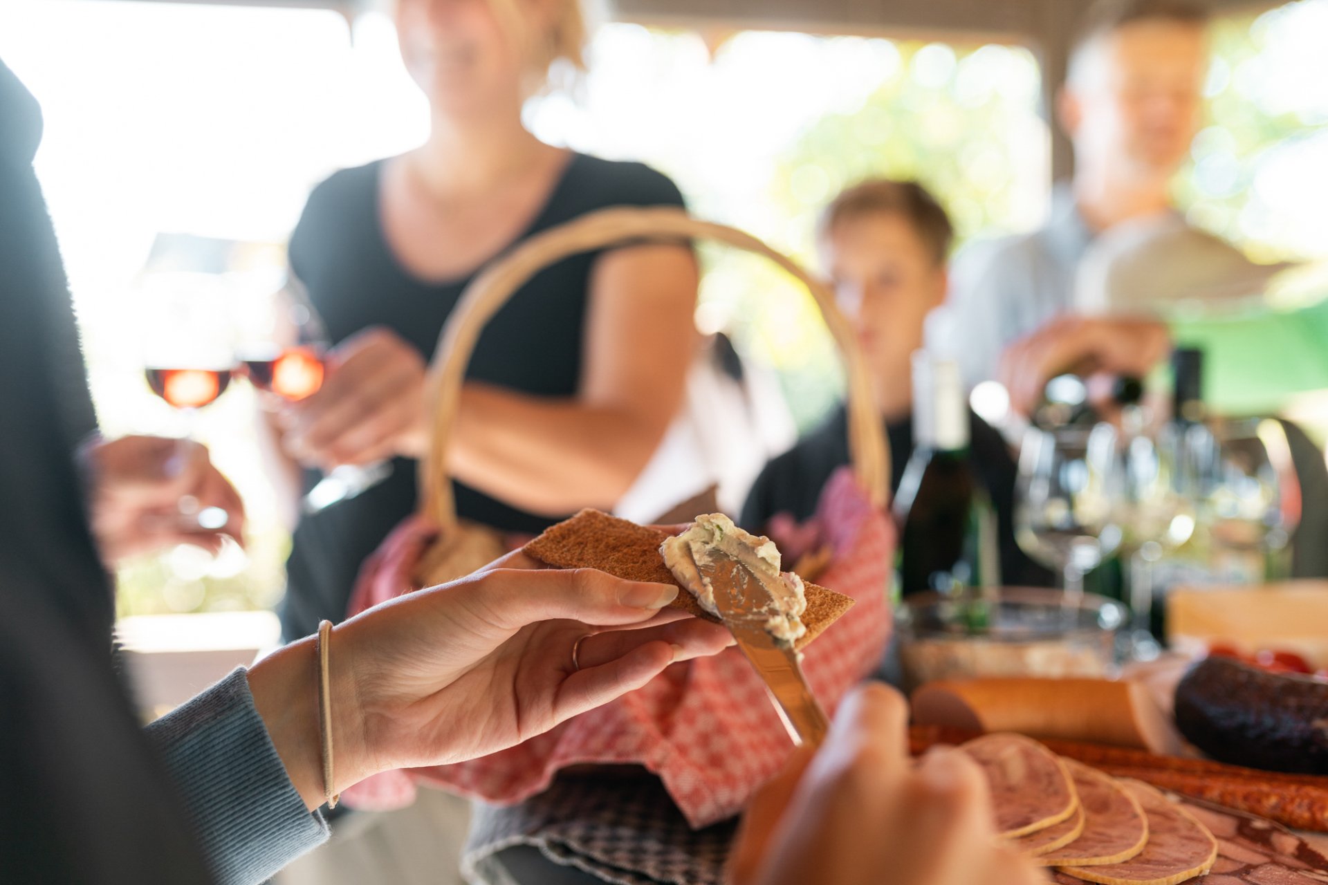 Picknick mit Brot und Aufstrich
