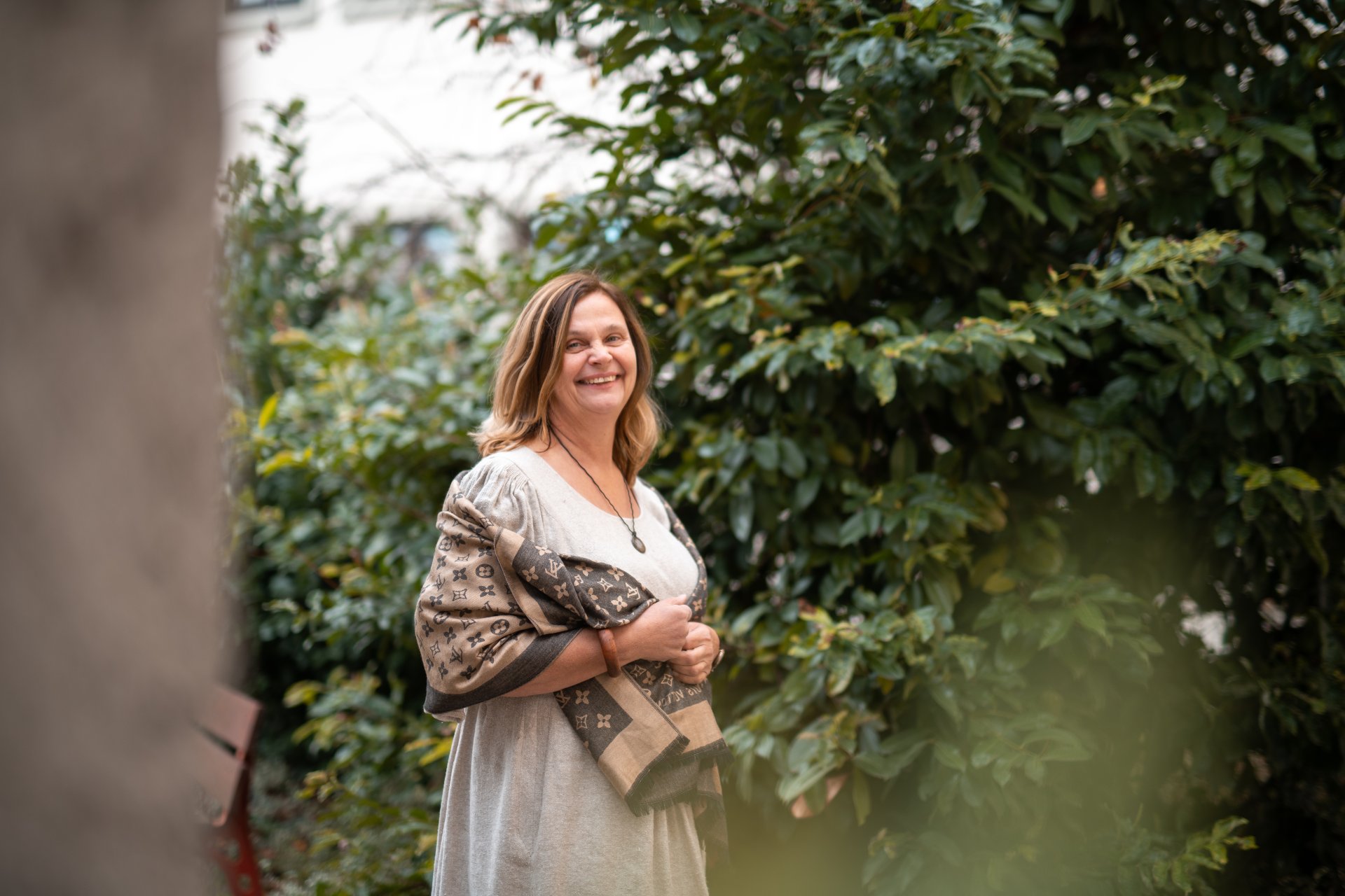 Gästeführerin lächelt in die Kamera