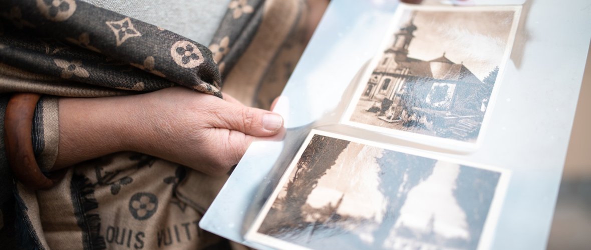 eine Frau zeigt einen Ausdruck von alten Bildern aus Kitzingen