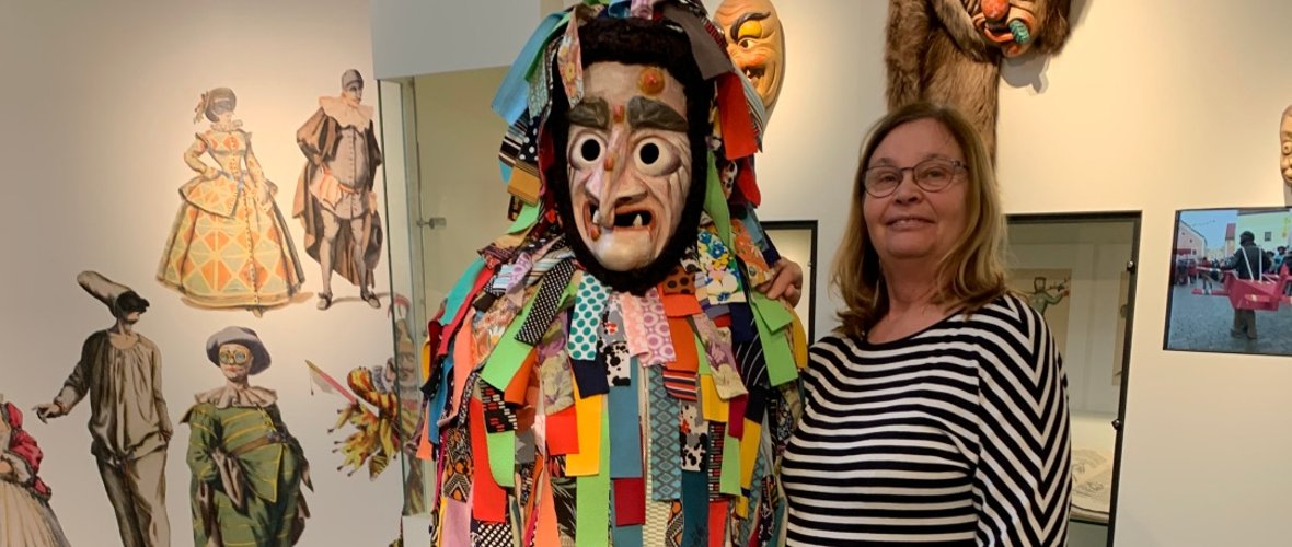 Stadtführung mit Besuch des deutschen Fastnachtmuseums Eine Gästeführerin steht neben einer bunten Karnevalsfigur
