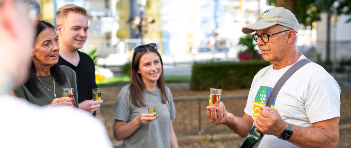 Gästeführung für Gruppen Gruppenführung bei der ein Glas Wein ausgeschenkt wird