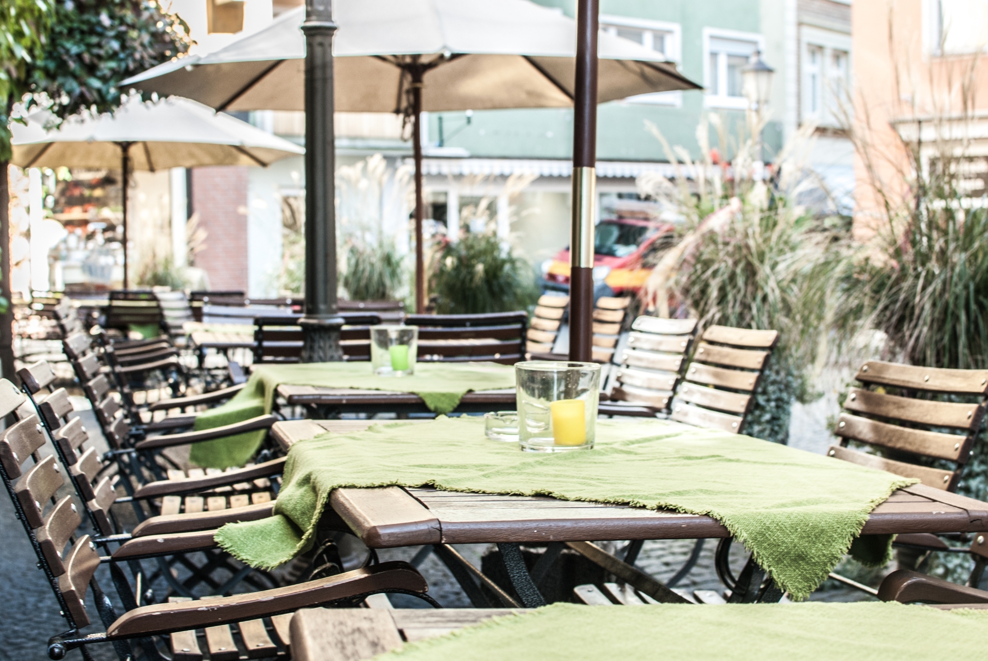 Bayerischer Hof Außensitzplätze Außensitzplätze vor dem Restaurant Bayerischer Hof mit Stühlen und Tischen