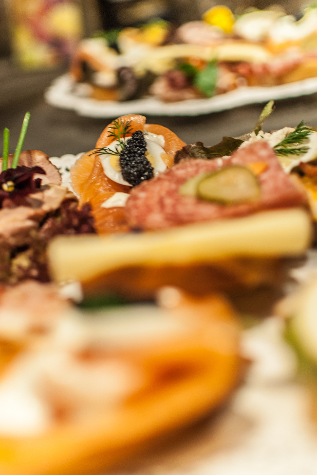 Bayerischer Hof Essen Angerichtete Platte mit Wurst und Lachs