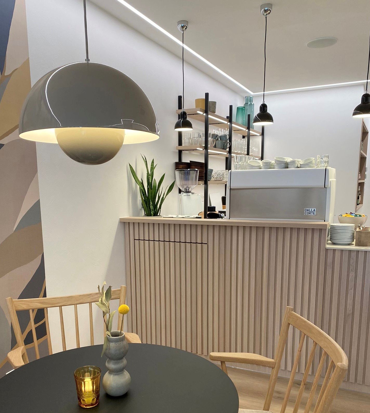 Weincafe KostBar Runder Tisch mit Stühlen im Weincafe KostBar