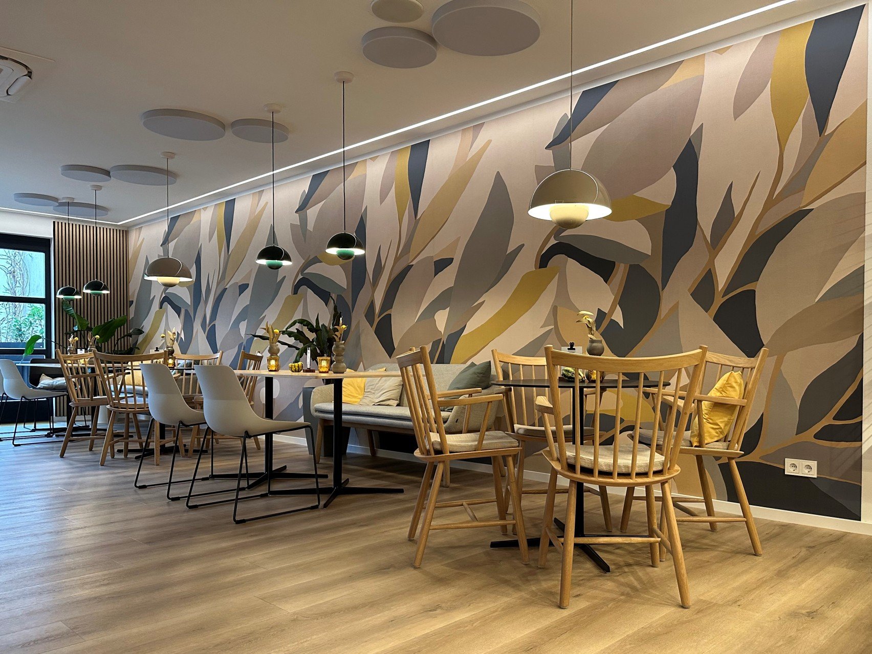 Weincafe KostBar Blick in das Weincafe KostBar mit verschiedenen Sitzmöglichkeiten