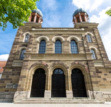 Vorderseite der Alten Synagoge von unten fotografiert