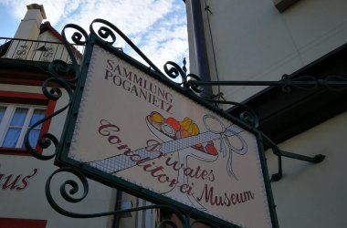 Schild mit Anschrift Privates Conditoreimuseum