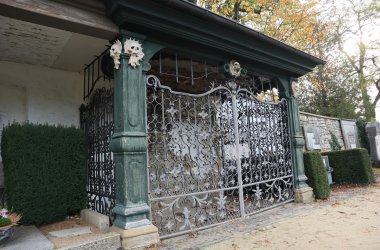 Blick auf das Grab von Familie Herold, das Grab auch Draculagrab gennant