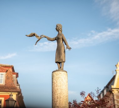 Blick auf die Hadeloga-Skulptur 