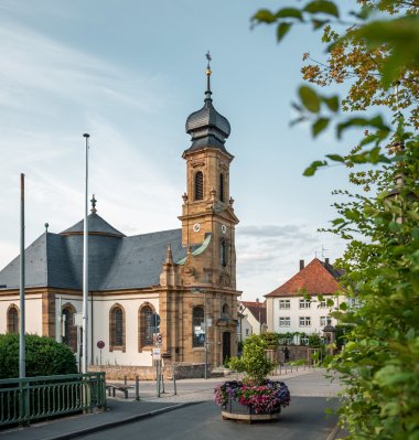 Blick auf die Kreuzkapelle im Sommer