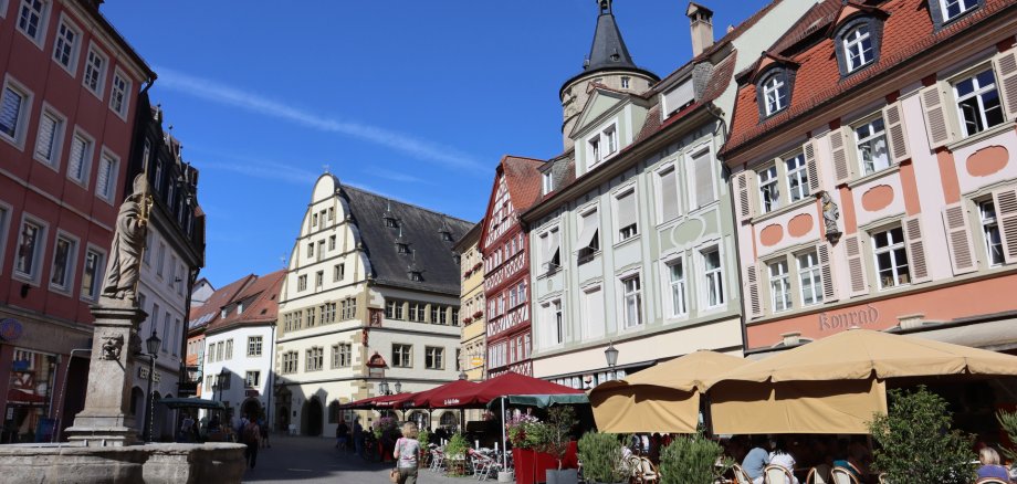 Häuser und Kiliansbrunnen am Kitzinger Marktplatz.