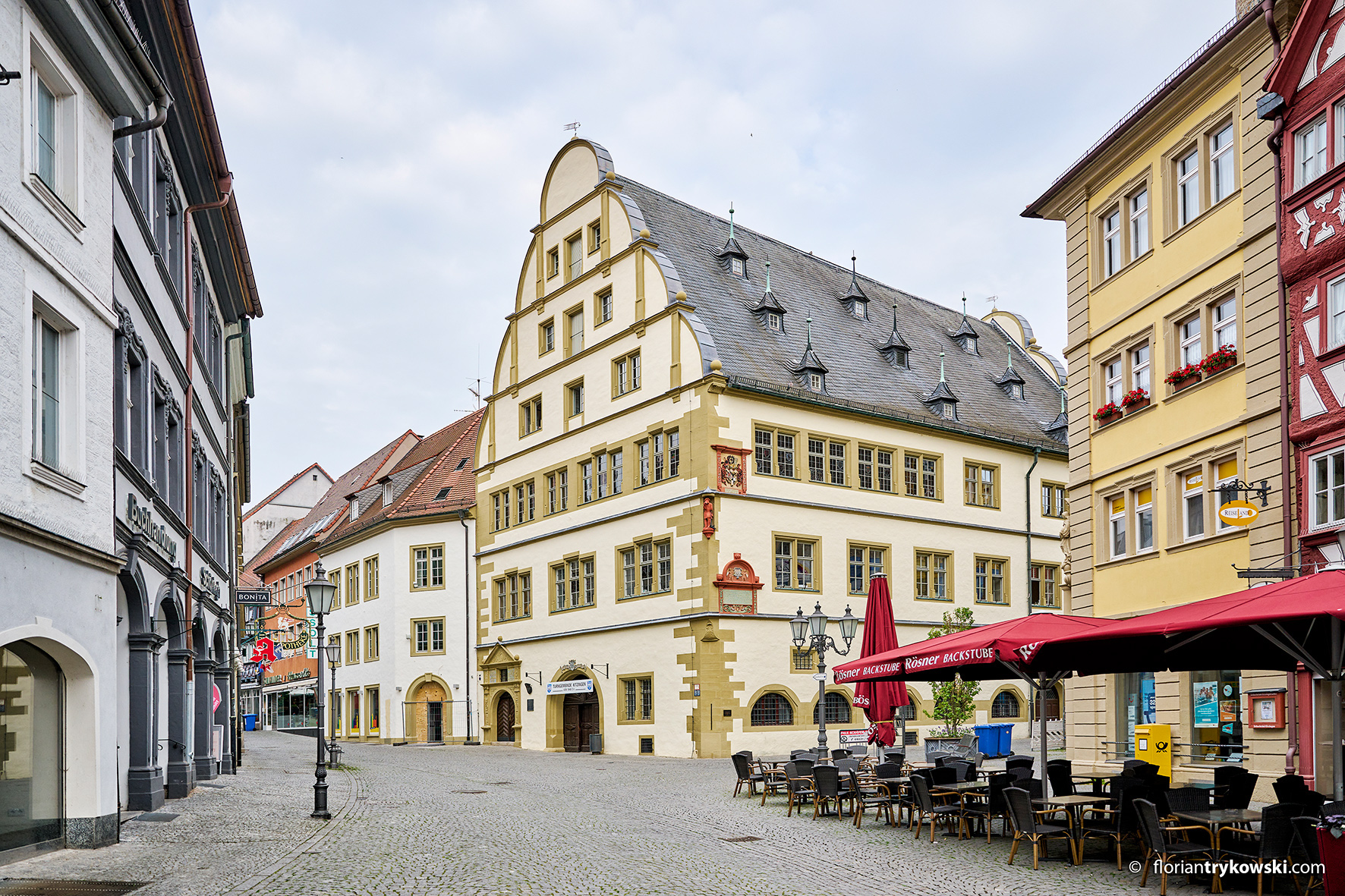 Gebäude vom Rathaus außen auf dem Marktplatz fotografiert