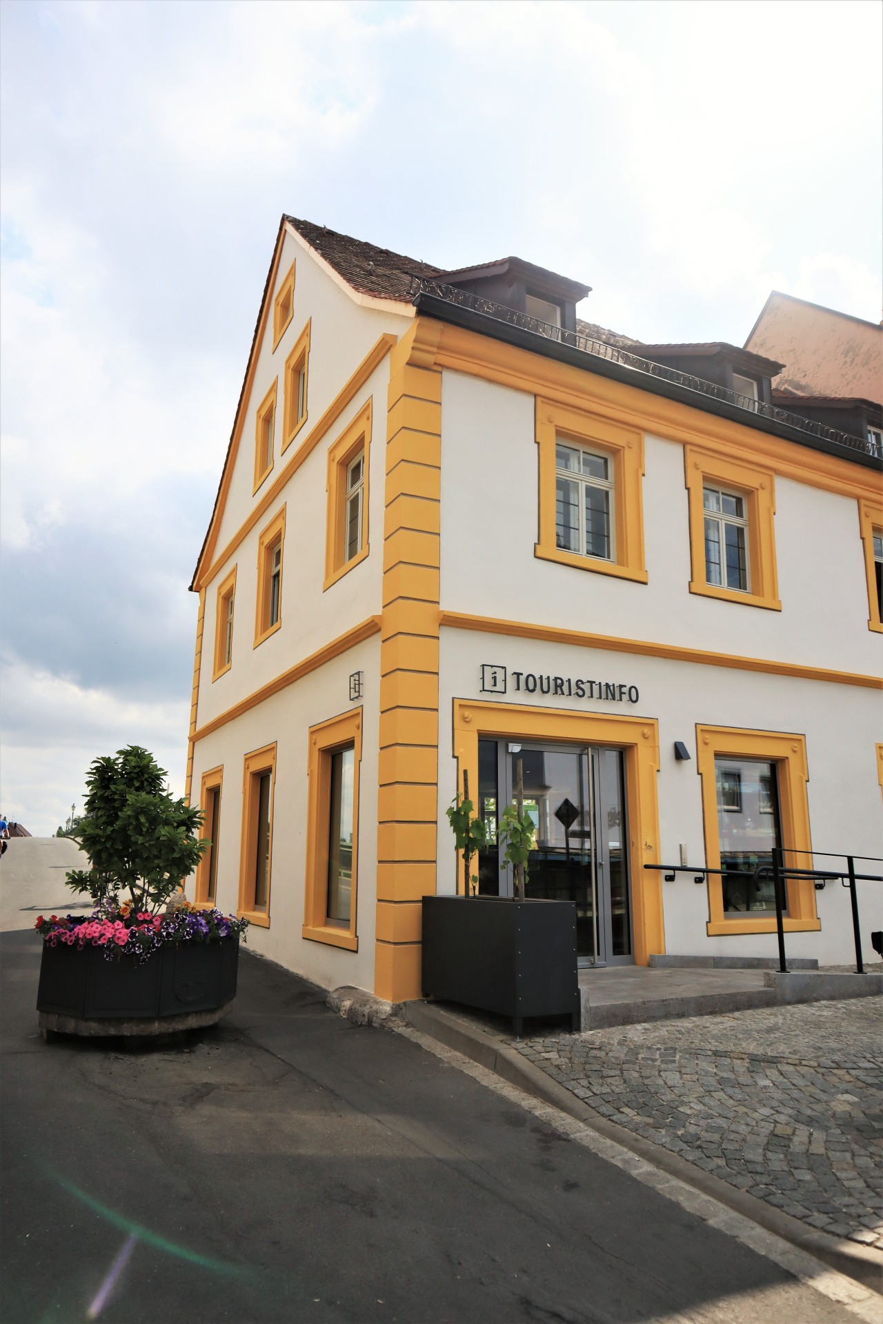 Gebäude der Touristinfo von außen fotografiert