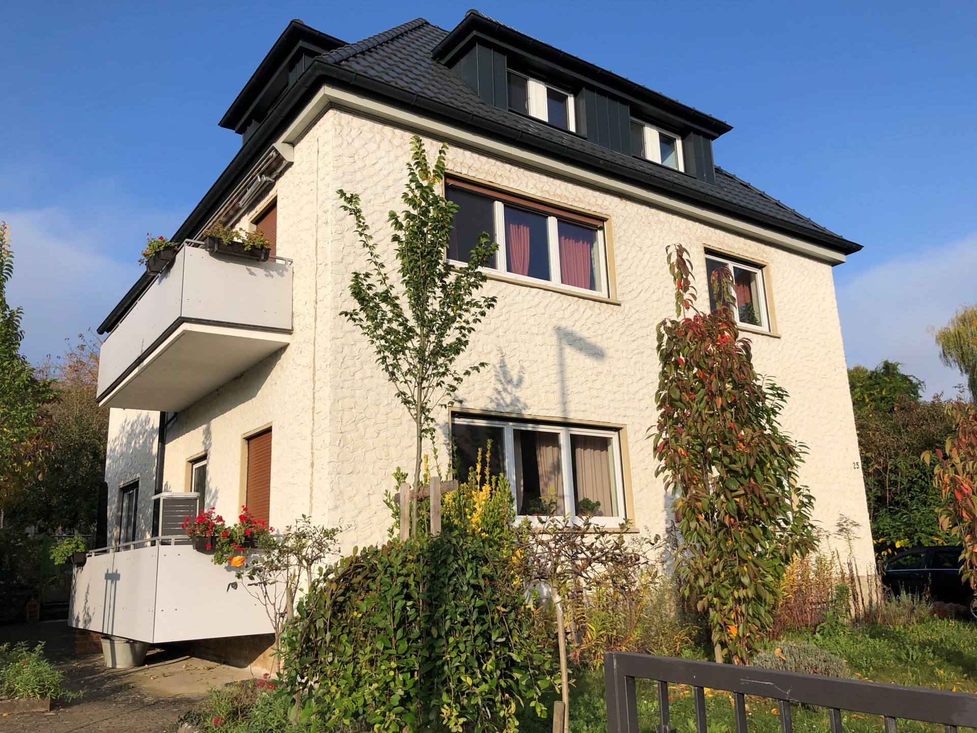Lila Wolken Mainstockheim von Außen