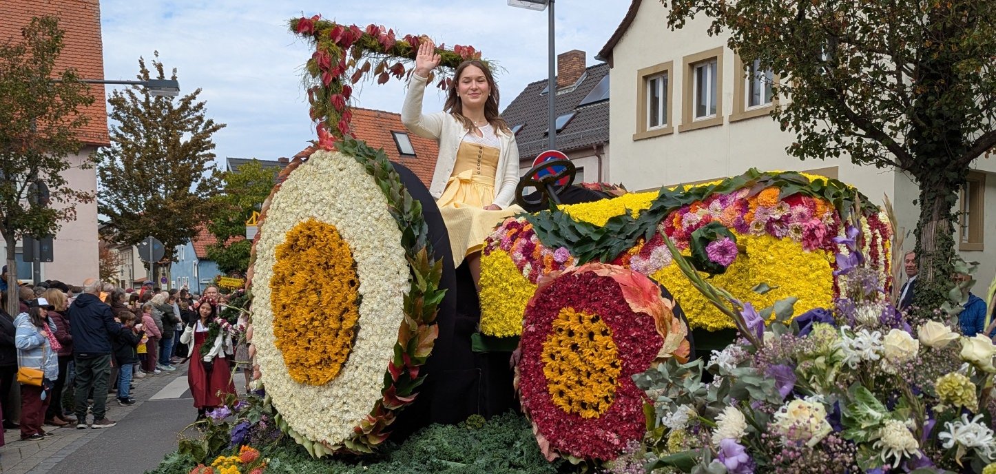Geschmückter Wagen mit der Gärtnerkönigin