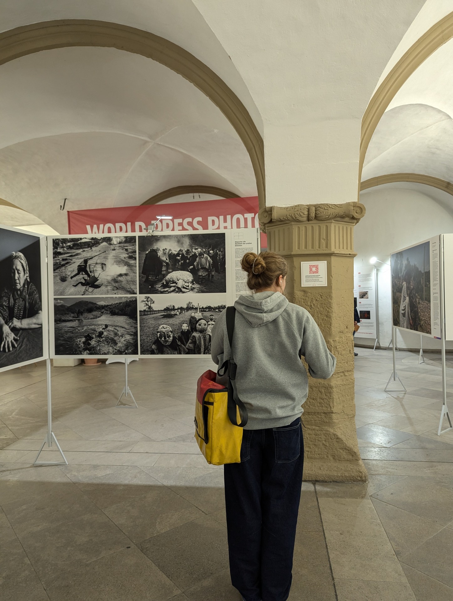 Eine Frau steht vor einem Bild