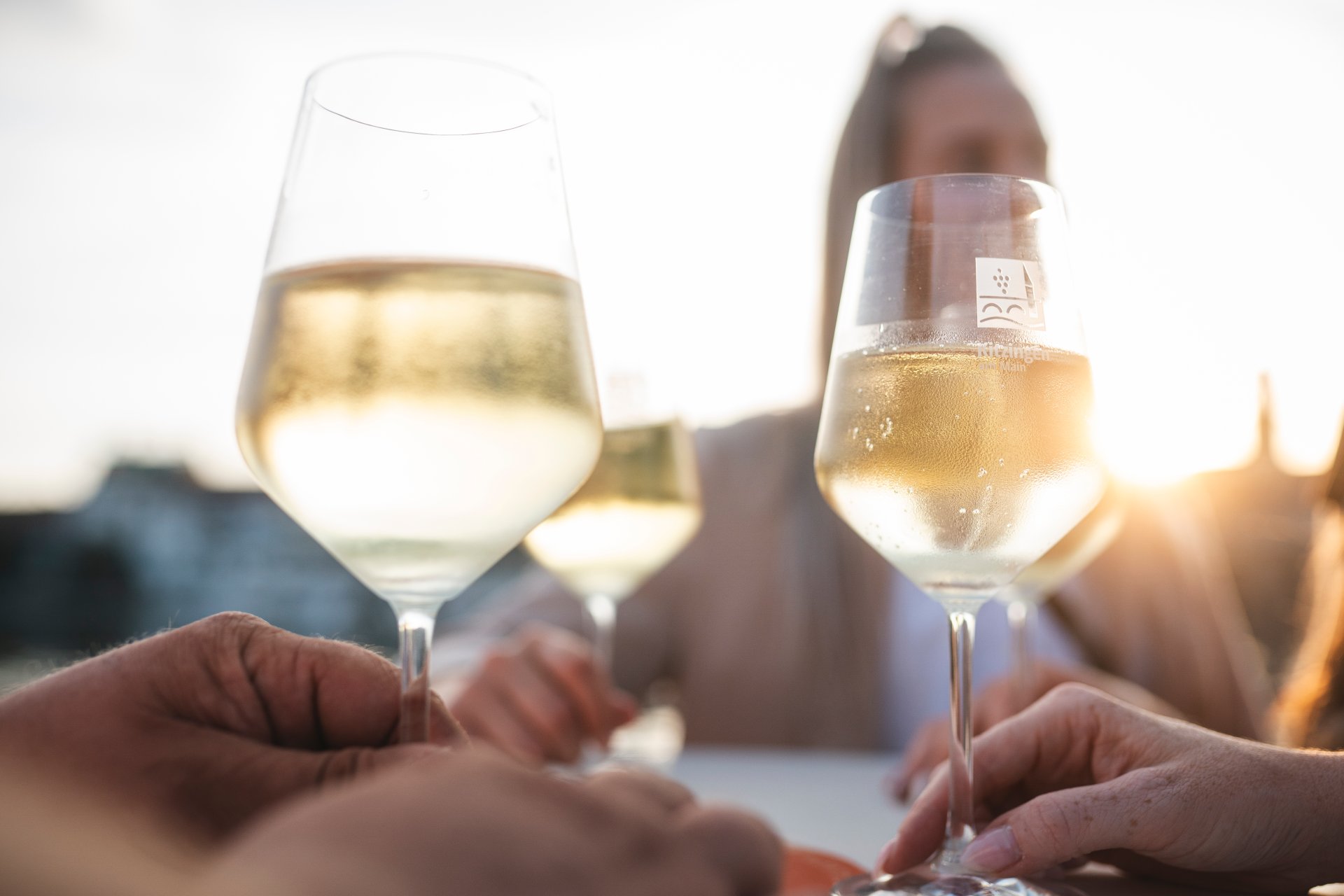 StadtSchoppen in Kitzingen Drei Weingläser gefüllt mit Weißwein