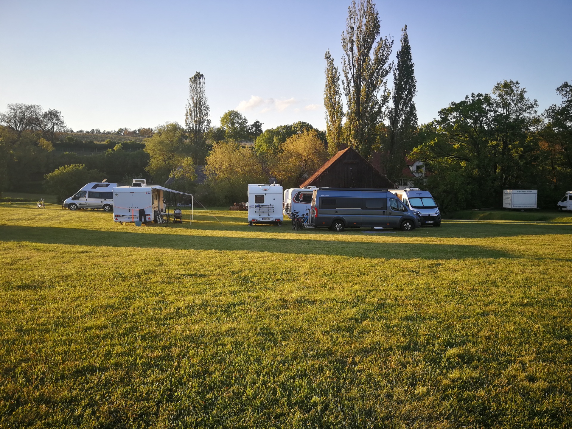 Eherieder Mühle Wohnmobilstellplatz Wohnmobilstellplatz beim Weingut Eherieder Mühle mit ein paar Wohnmobilen