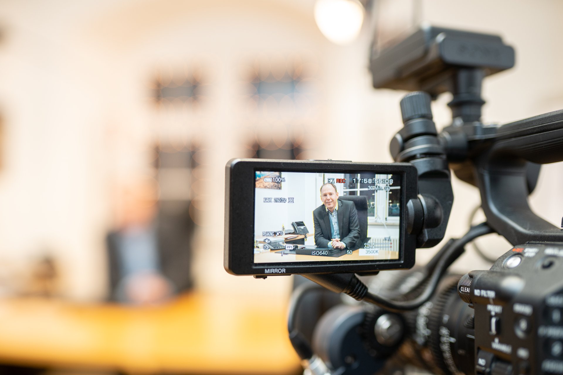 Rathaus-TV Kamera Oberbürgermeister Stefan Güntner auf einem Karmeradisplay beim Einsprechen für Rathaus-TV.
