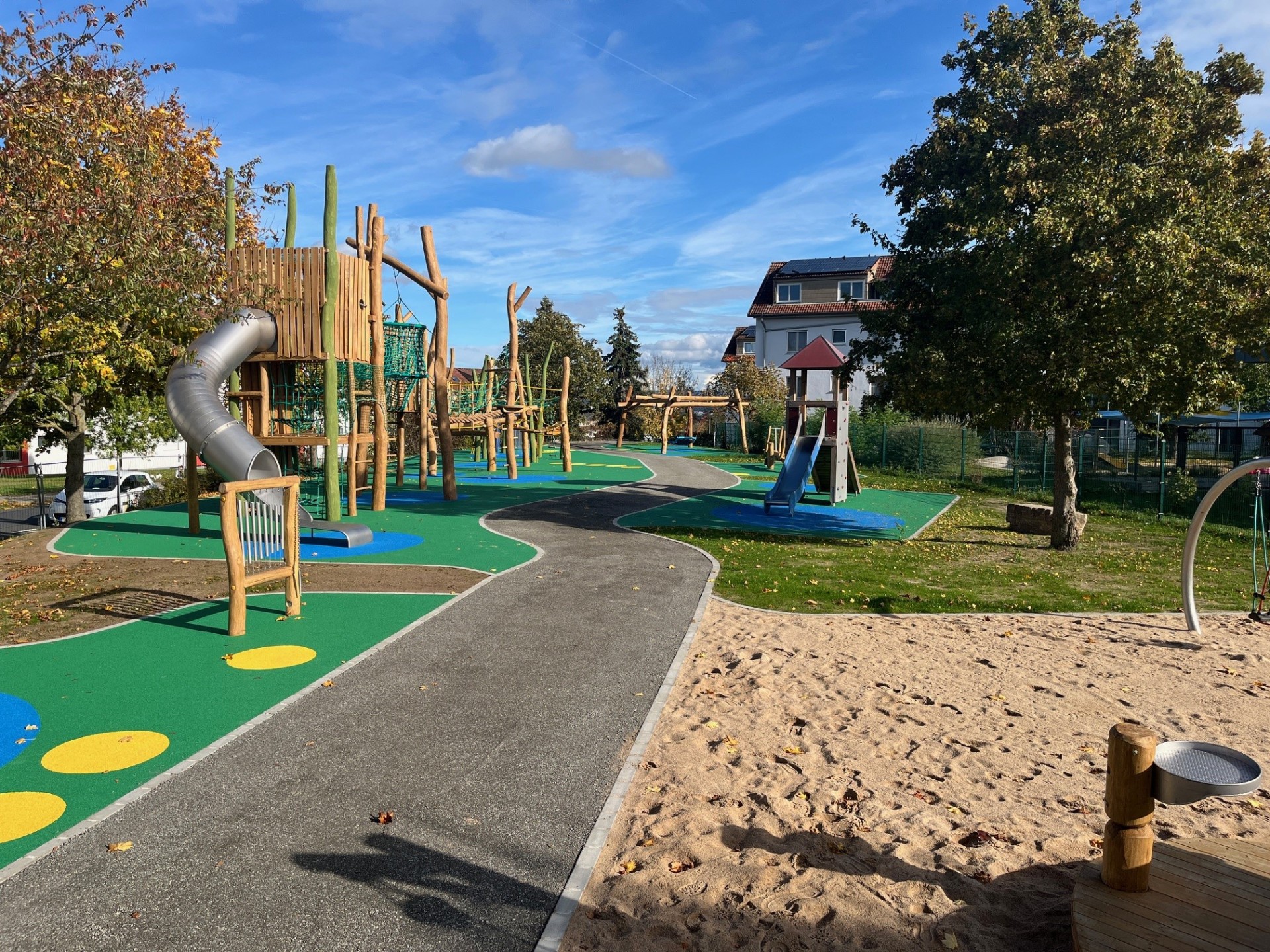 Spielplatz mit Rutsche, Klettergerüst und vielen weiteren Spielmöglichkeiten.